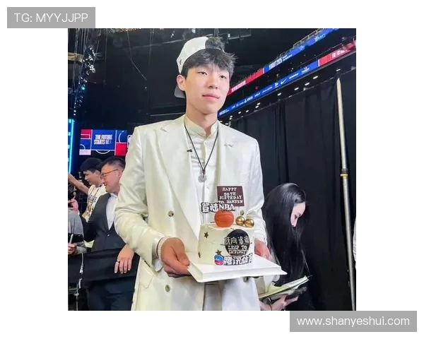 网友偶遇杨瀚森现身波特兰商场购物 上半身明显壮实不少引关注 网友偶遇杨瀚森现身波特兰商场购物 上半身明显壮实不少引关注