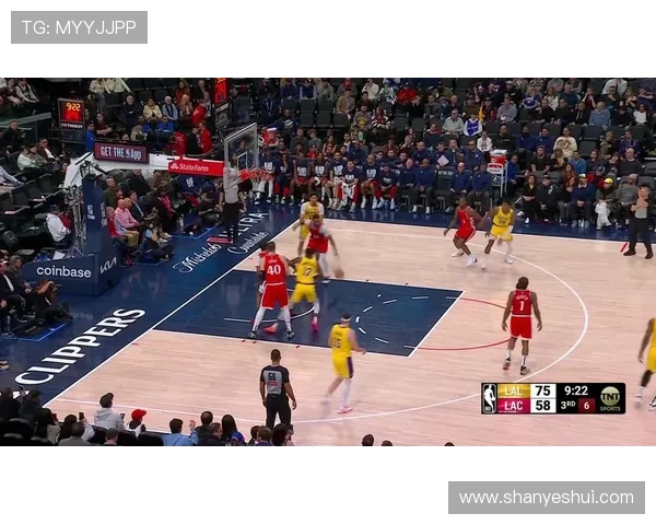 东契奇孤身苦撑全队 挺身而出助攻海斯完成精彩空接暴扣